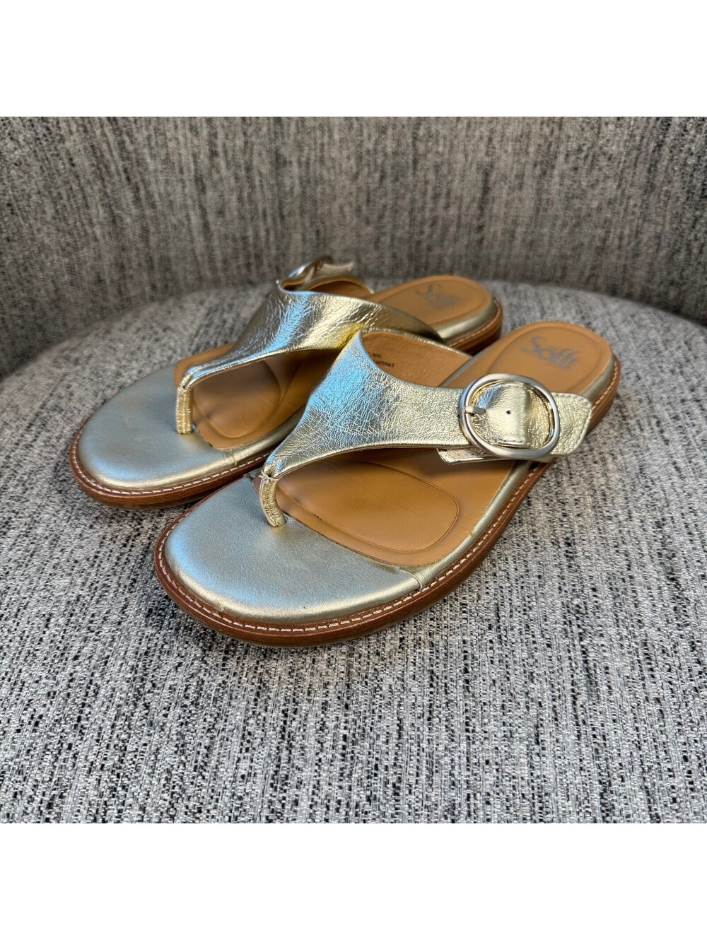 Sofft Women's Metallic Gold Leather Thong Sandals with Buckle Size 8 Comfort